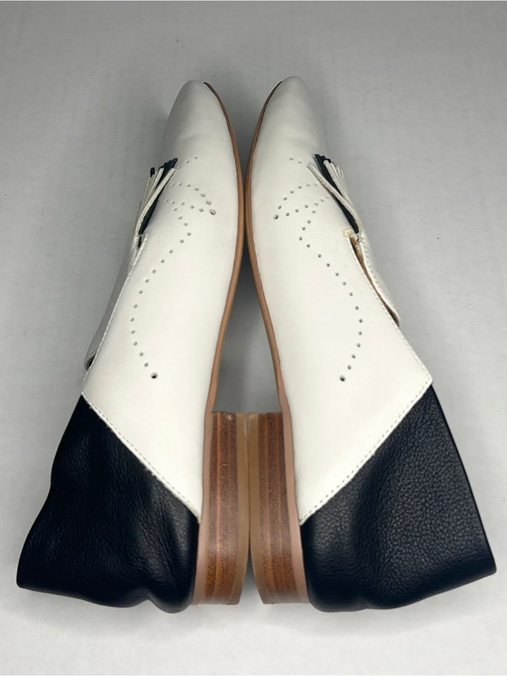 About Arianne Women's Size 8 White & Black Fringe Leather Loafers